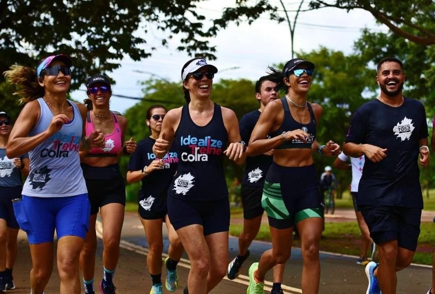 Corredores da MR Runners treinando em grupo